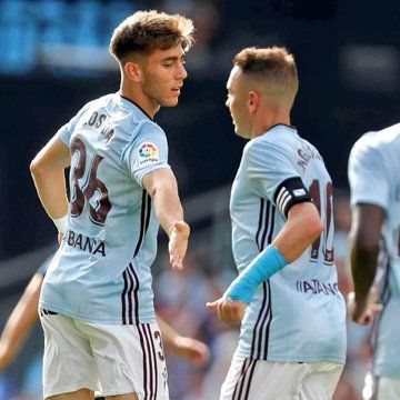  Losada le da la mano a Aspas tras marcar su primer gol en Primera.