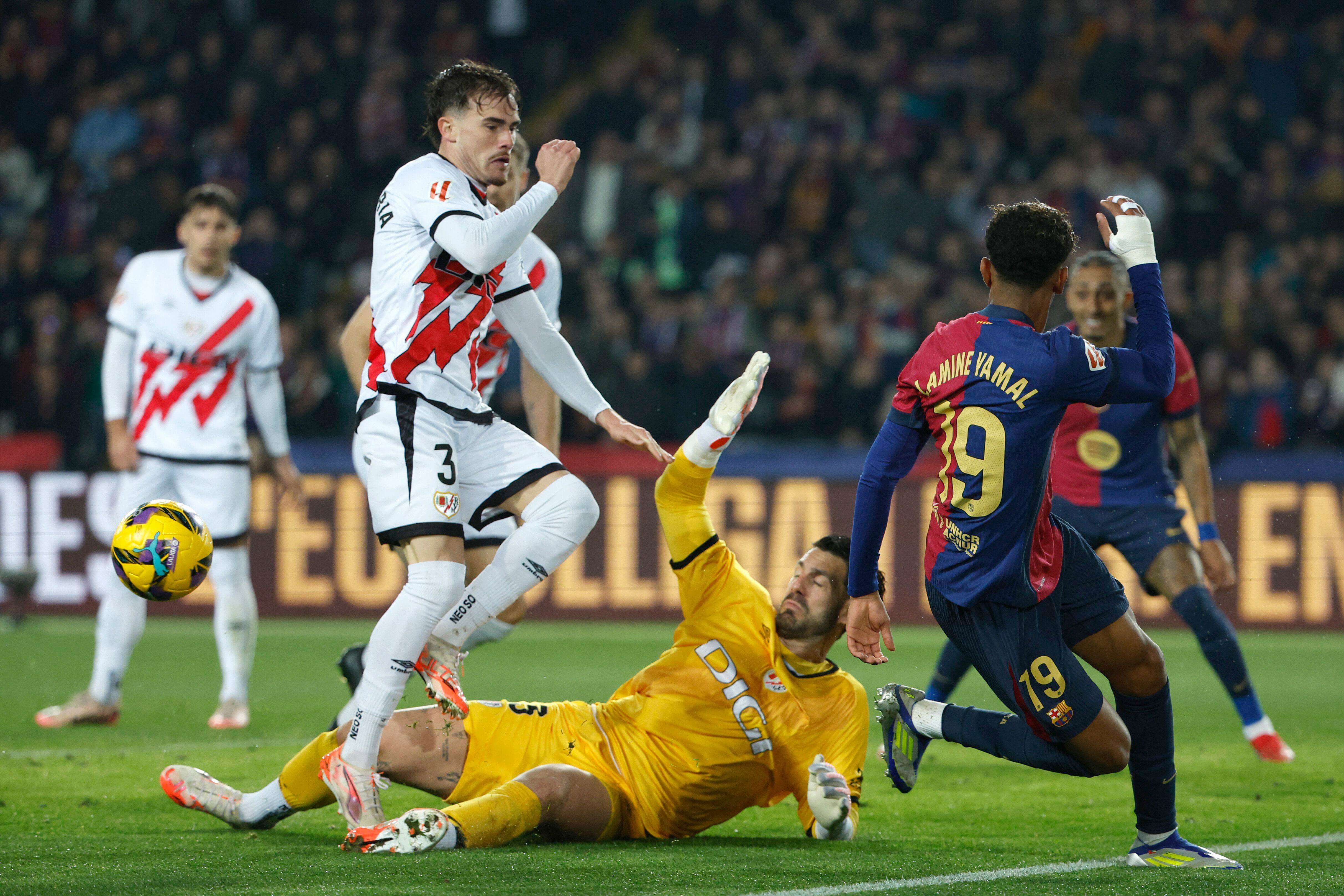  Augusto Batalla deteniendo un disparo de Lamine Yamal.