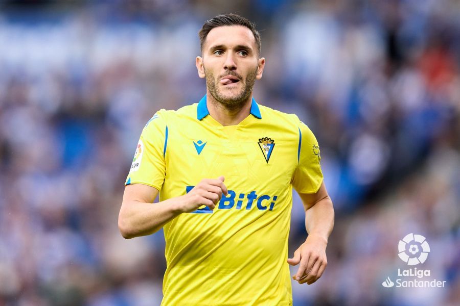 Lucas ante la Real Sociedad en el Reale Arena..