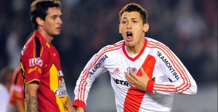 Lucas Ocampos celebra un gol con River Plate.