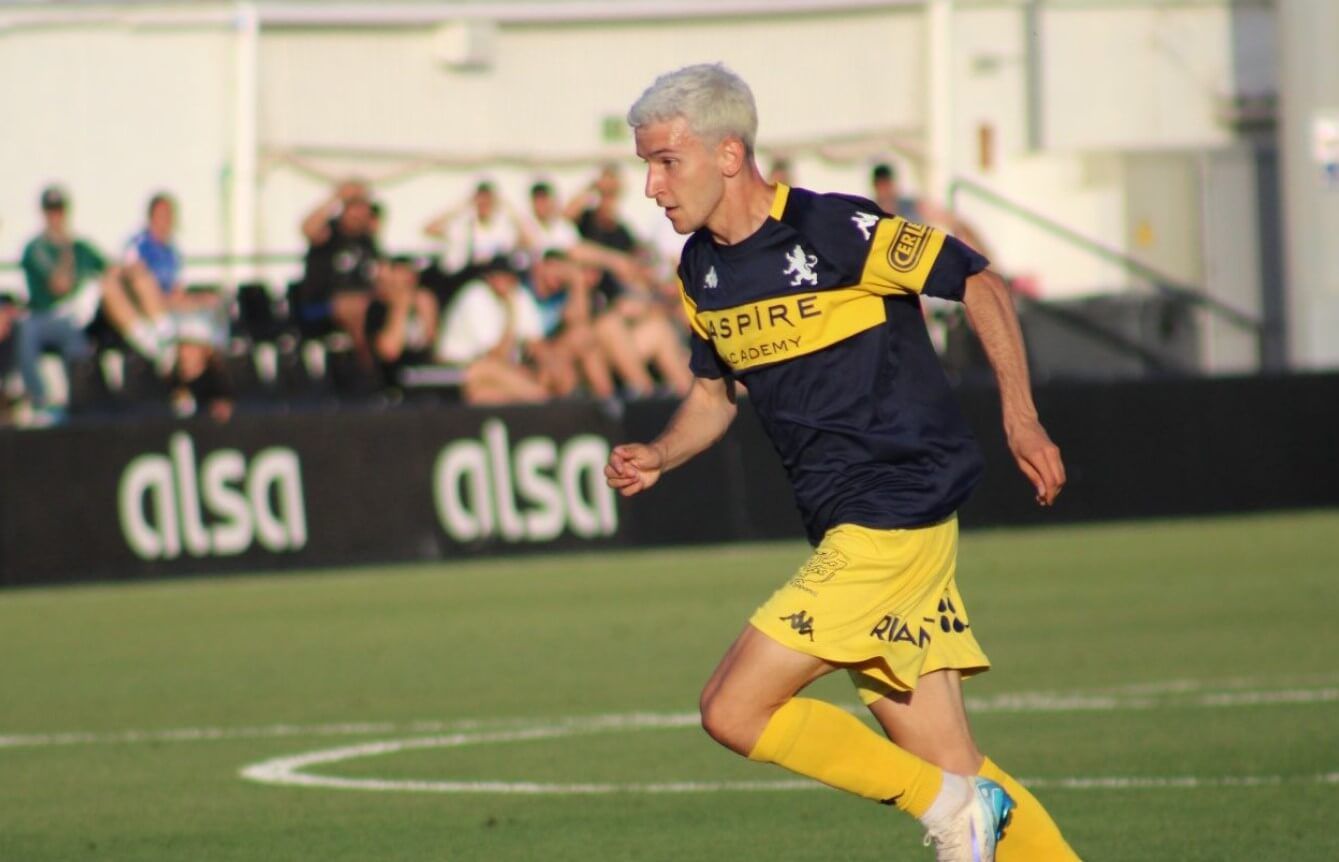 Luis Chacón conduce la pelota en un partido de la Cultural Leonesa (Foto: CDL).
