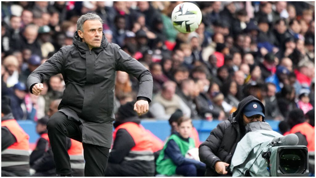 Luis Enrique, controlando un balón en el partido ante el Reims (Cordon Press)