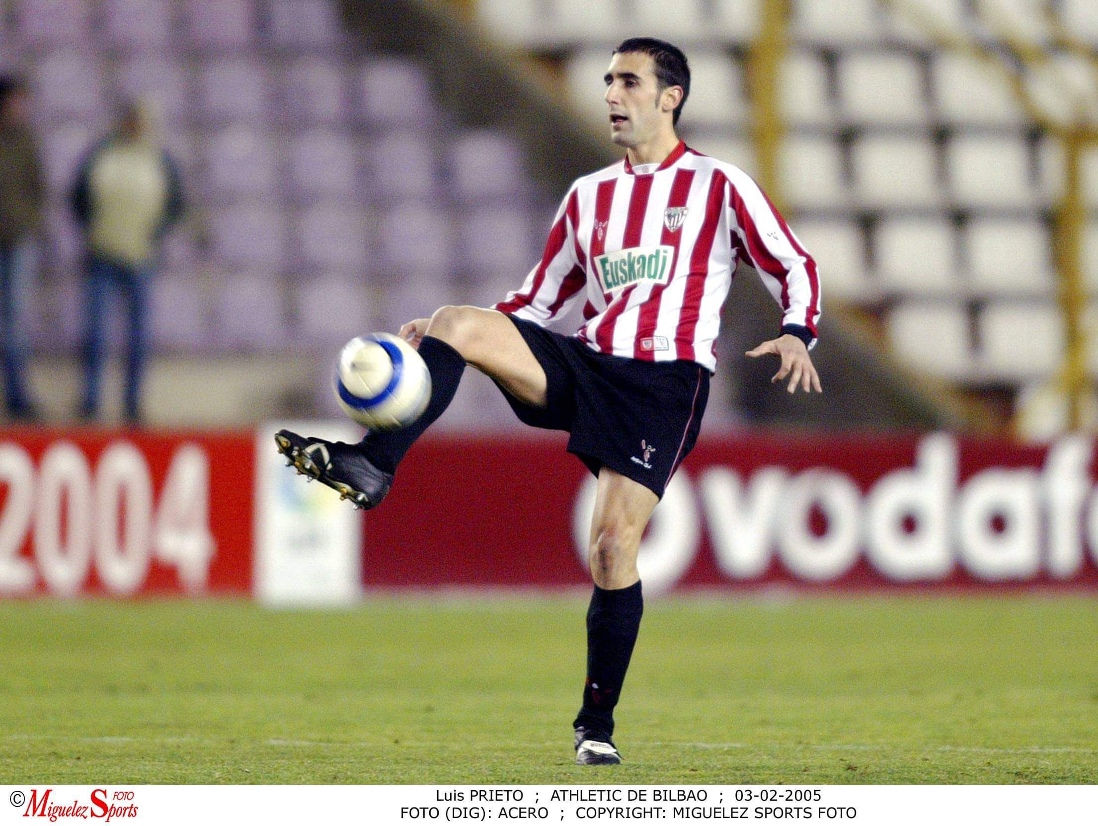  Luis Prieto controla un balón con el Athletic durante su etapa como jugador.