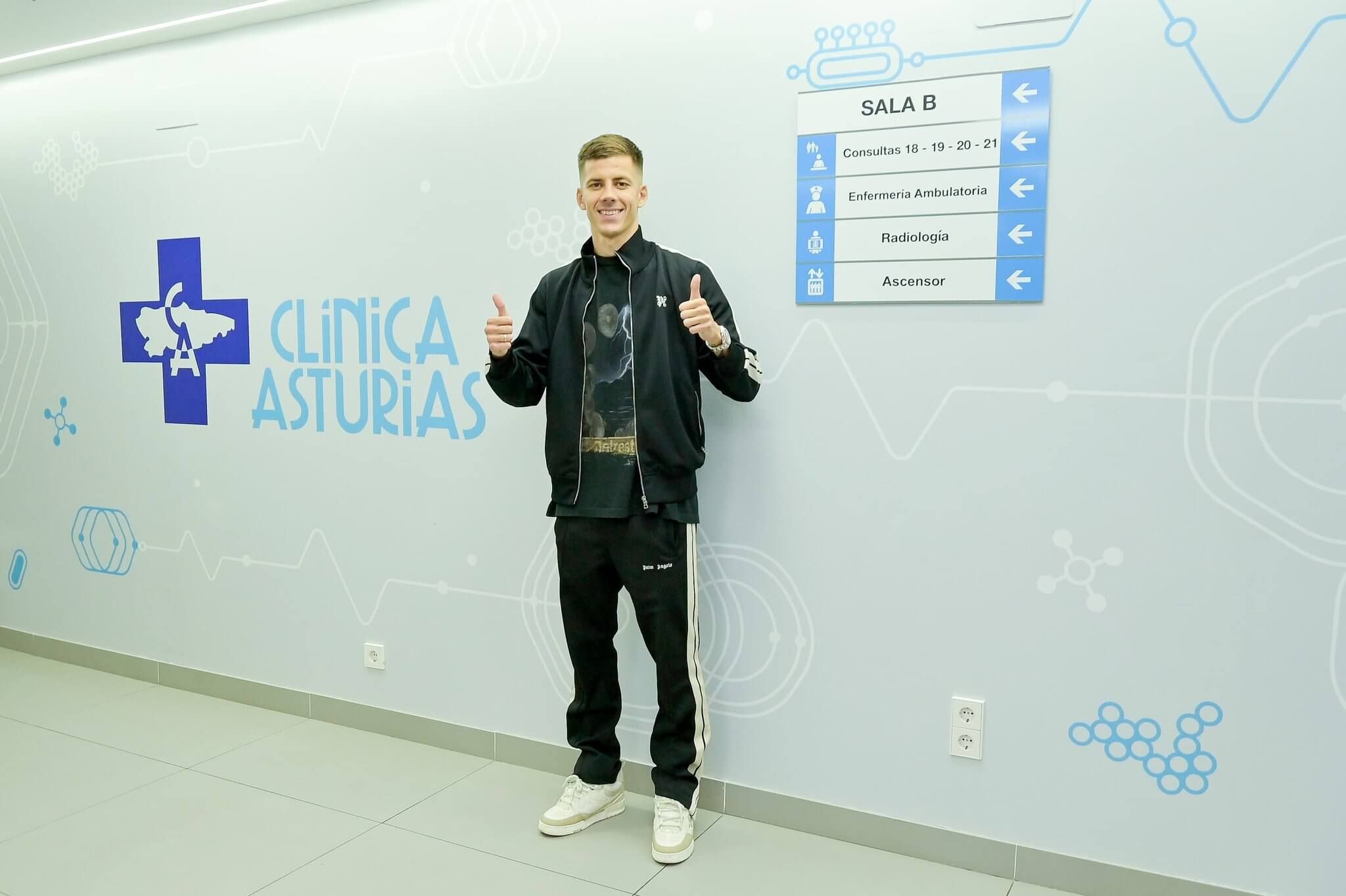  Luka Ilic posa como jugador del Real Oviedo.