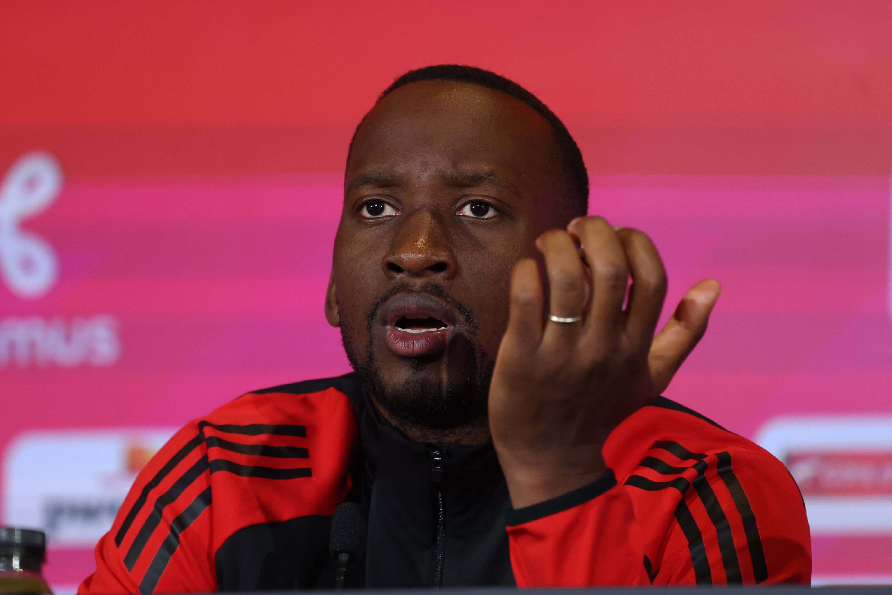  Lukebakio, en rueda de prensa con Bélgica.