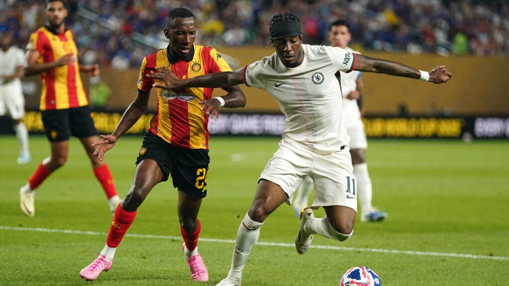 Madueke y Mokwana en el Tunis - Chelsea (Fuente: EFE)