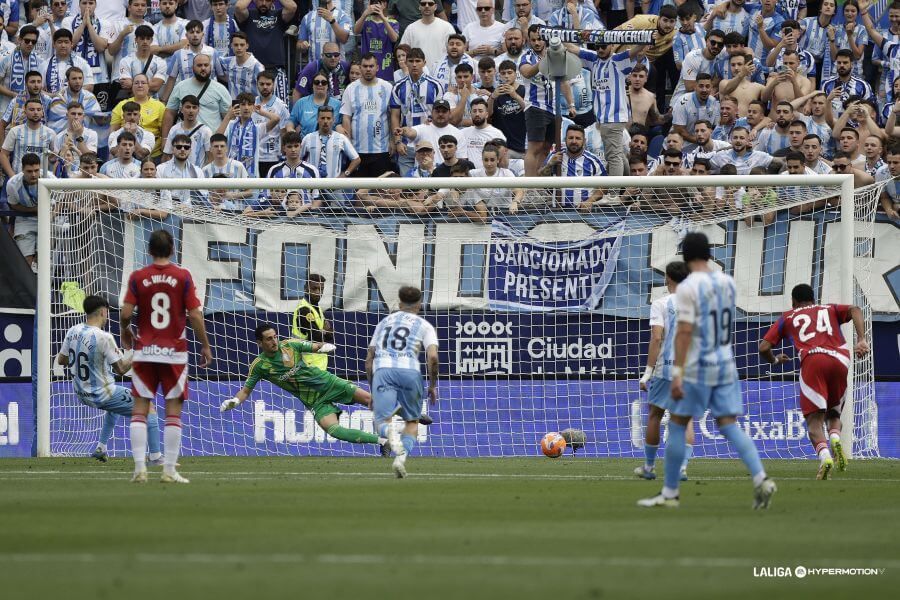  Antoñito Cordero marca en el Málaga-Granada.