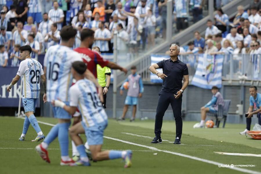 Sergio Pellicer da indicaciones en el Málaga-Granada (Foto: LALIGA).