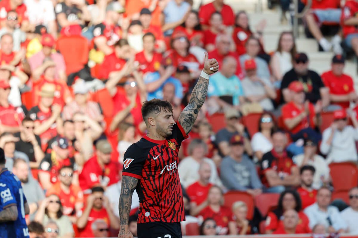 Pablo Maffeo da el OK durante el Mallorca-Getafe (Foto: LALIGA).
