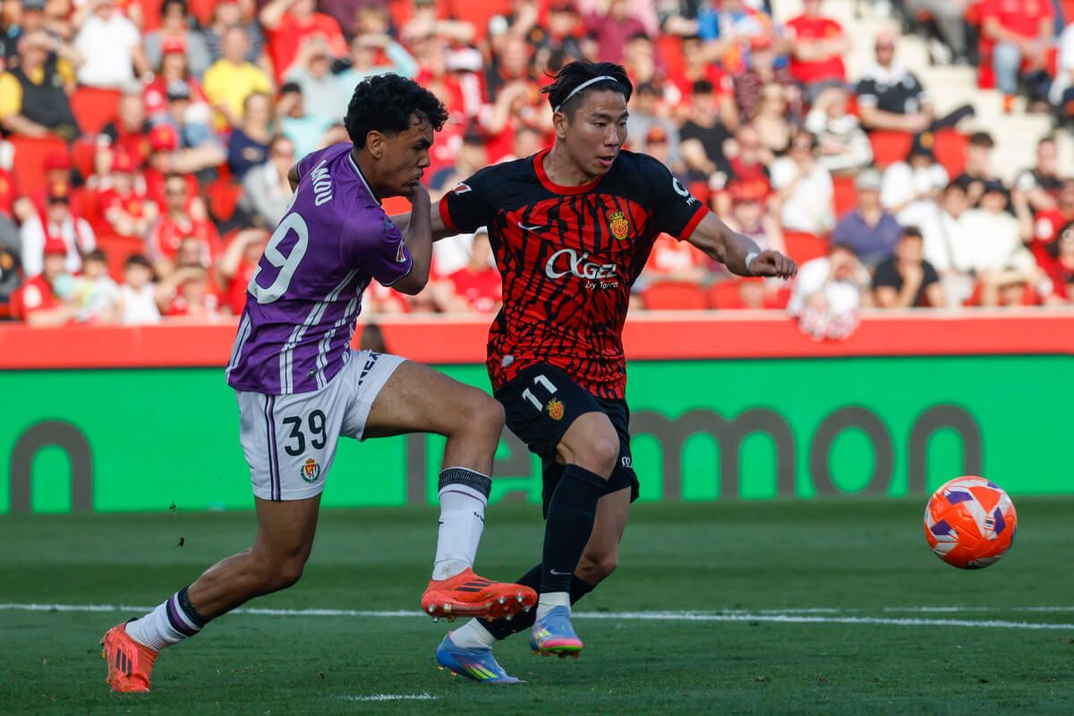 Takuma Asano y Adam Aznou pelean un balón en el Mallorca-Valladolid.