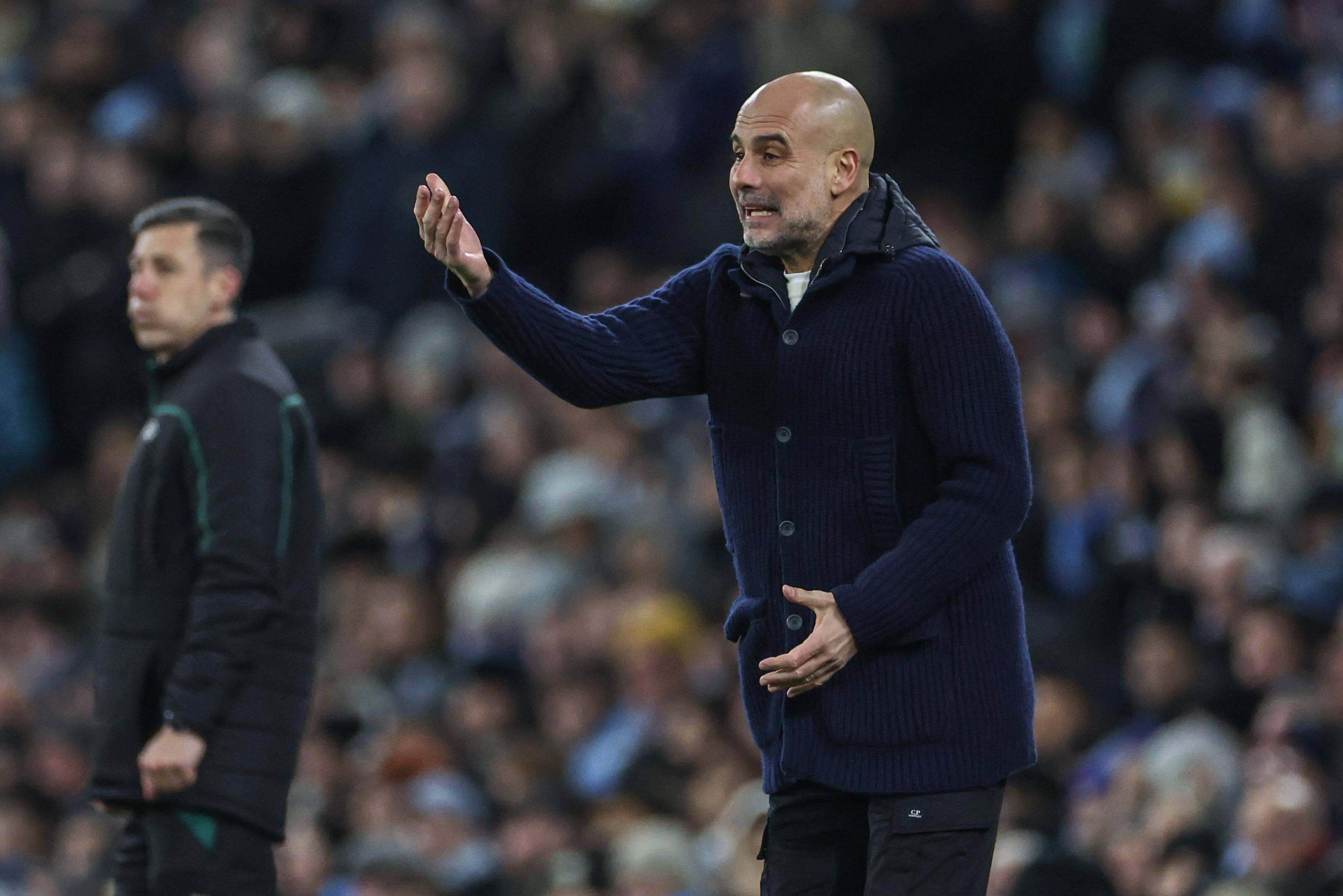  Pep Guardiola da instrucciones en el Manchester City-Brujas.