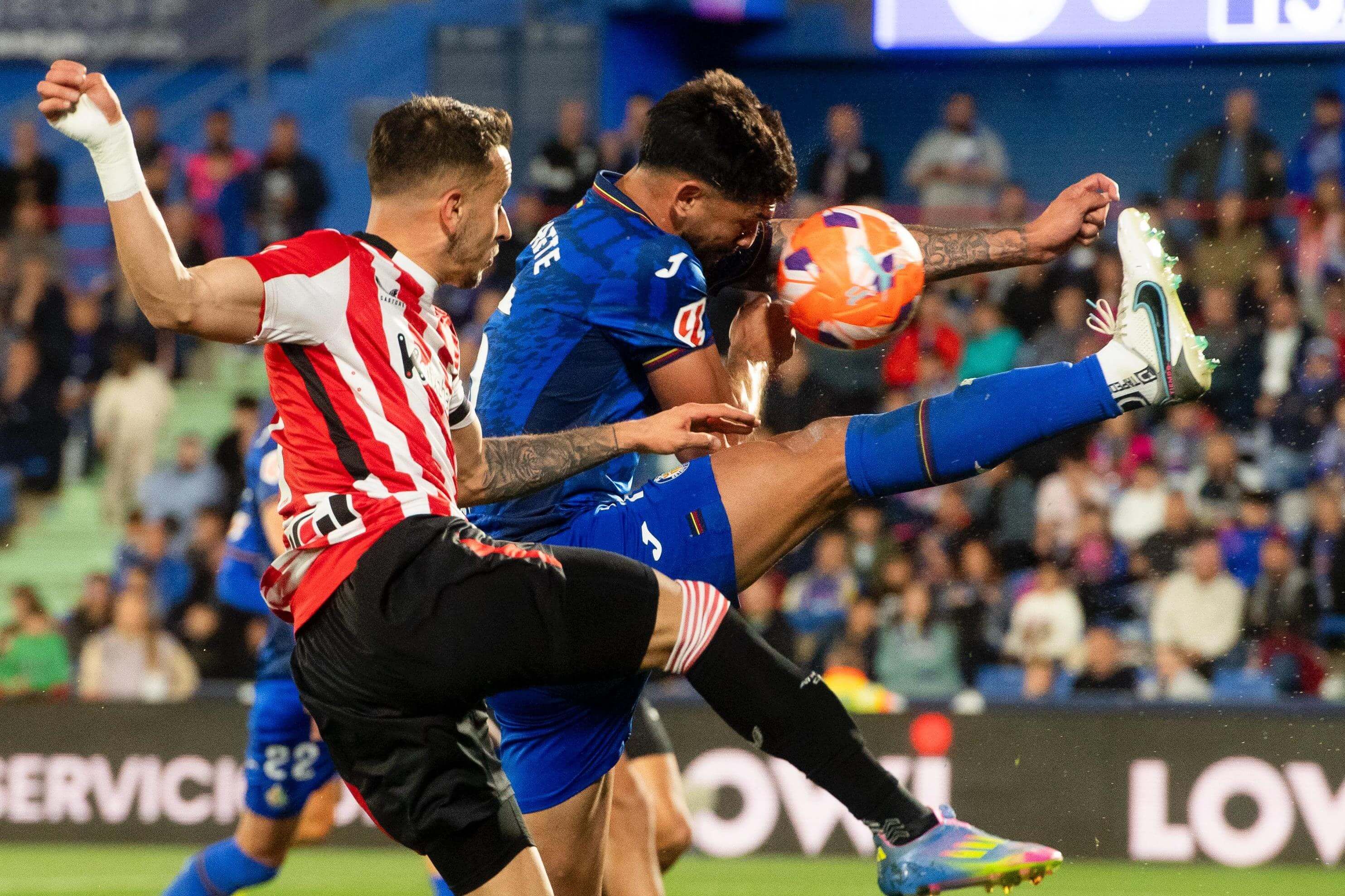 Alex Berenguer pidió penalti por esta mano clarísima de Alderete en el partido ante el Getafe CF en el Coliseum.