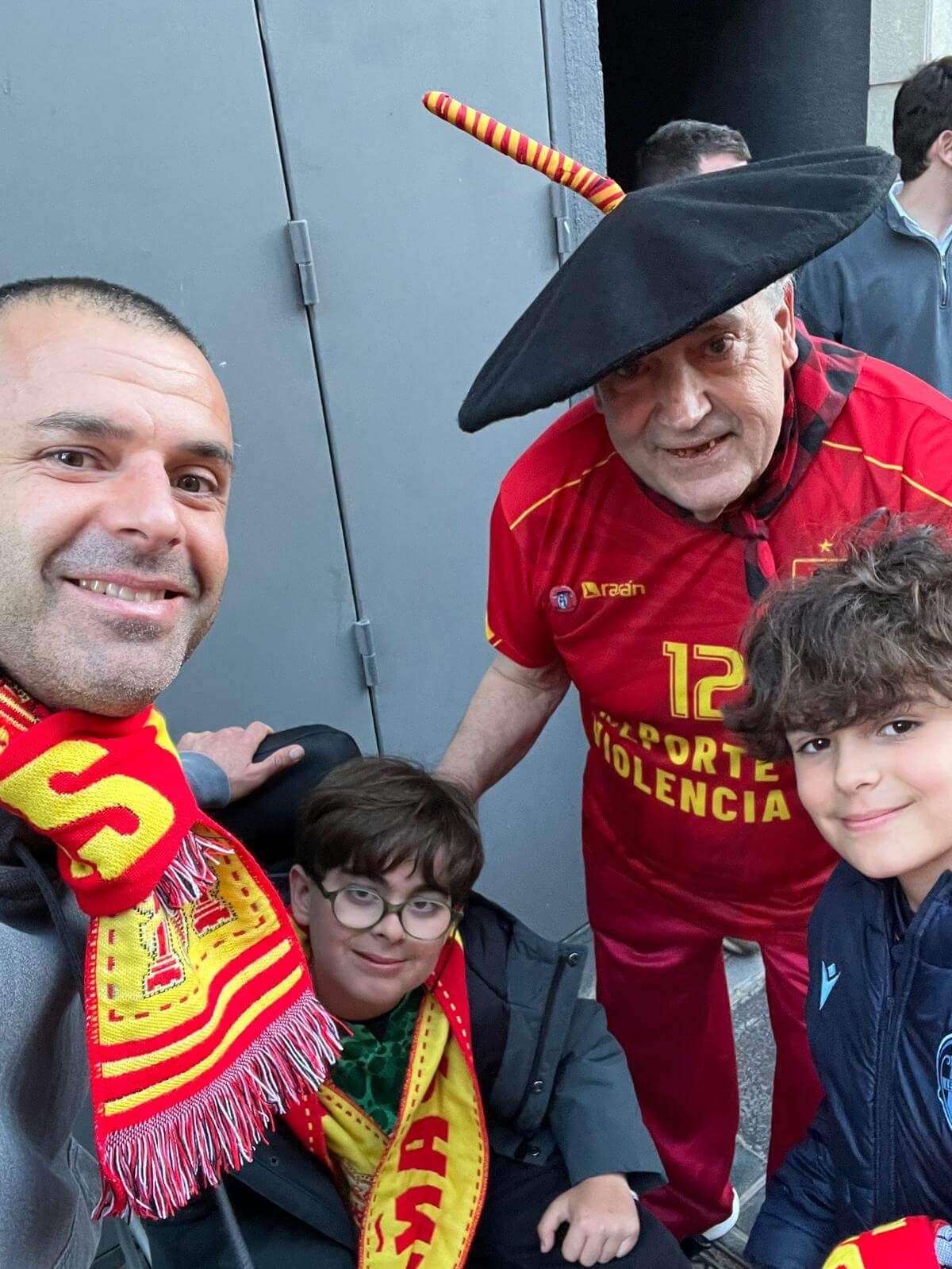  Manolo el del bombo saluda a Juan Navarro y sus hijos