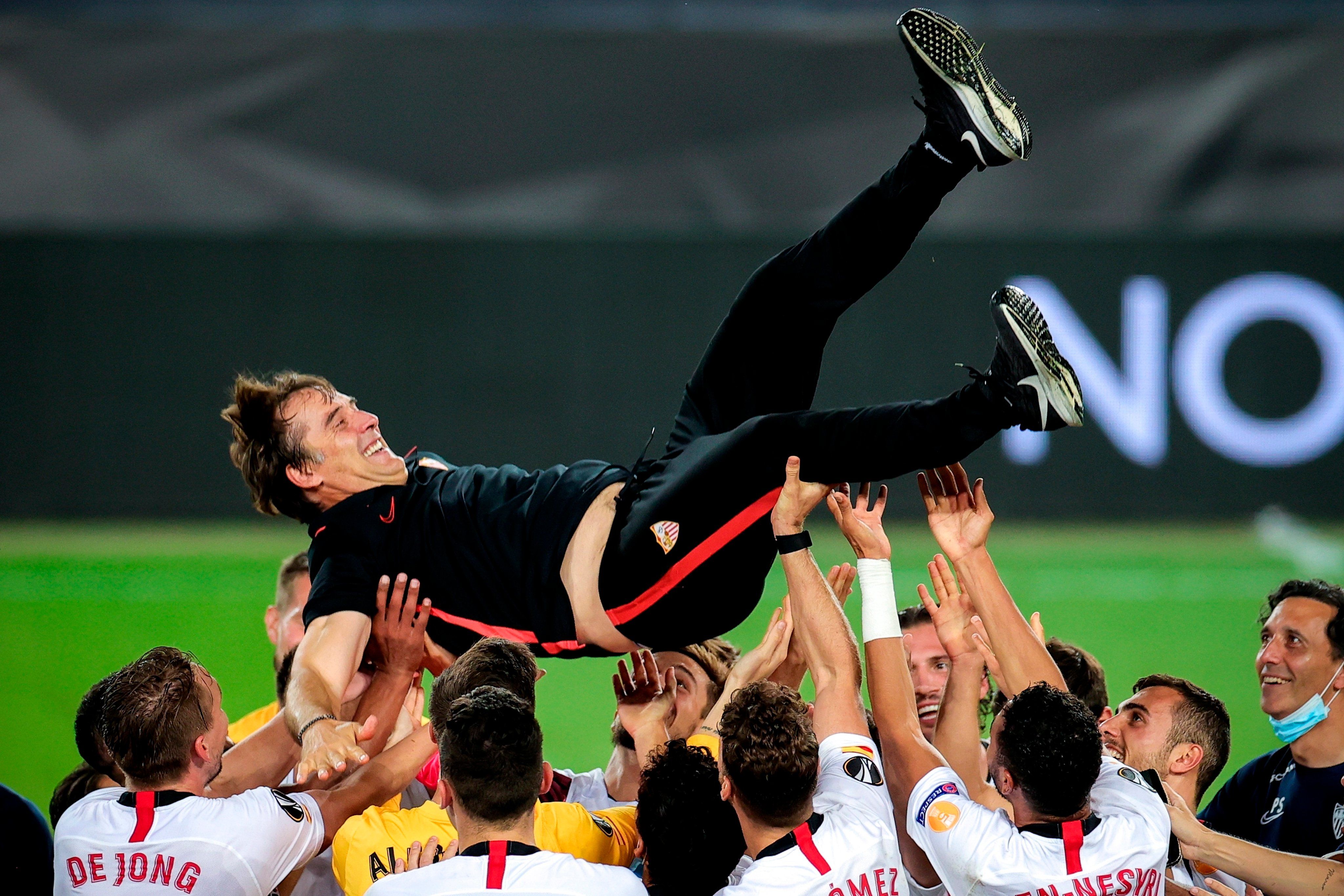  Manteo a Julen Lopetegui tras ganar la Europa League.