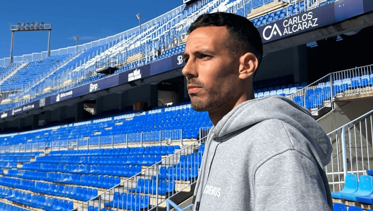 Manu Molina, en las gradas de La Rosaleda. (Foto: A. Fuentes).