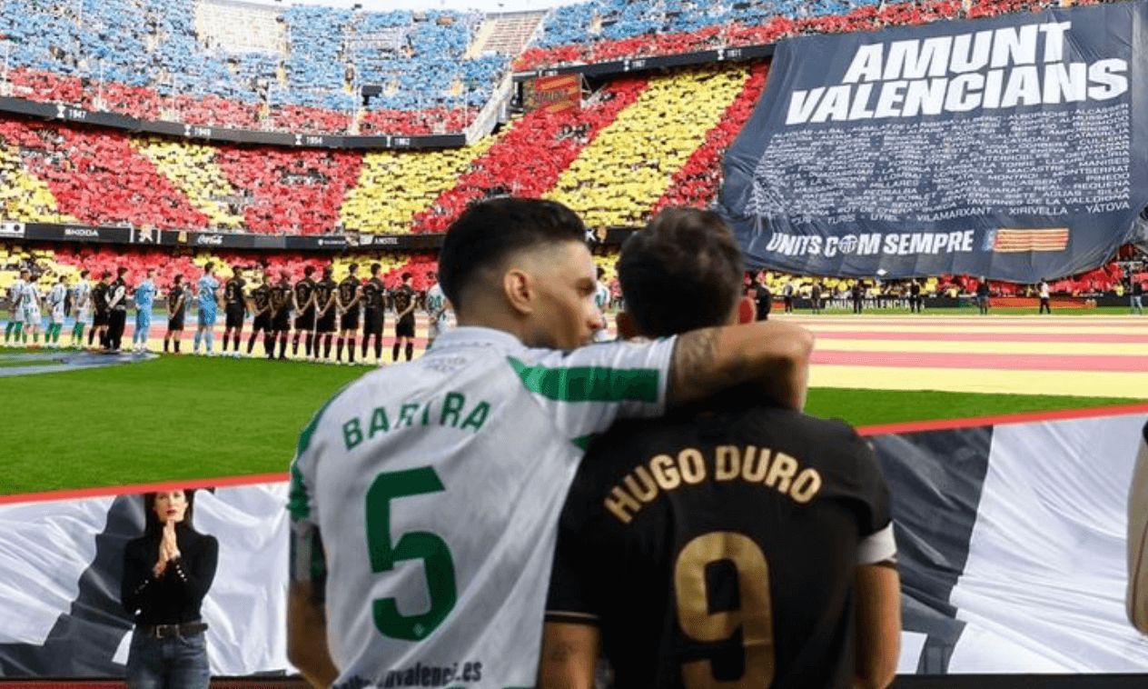  Marc Bartra y Hugo Duro, durante el homenaje en Mestalla por la DANA.