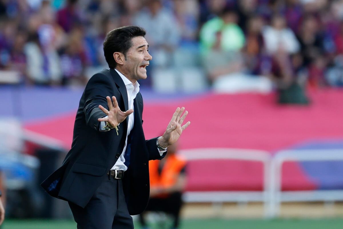 Marcelino García Toral da indicaciones en el Barcelona-Villarreal.