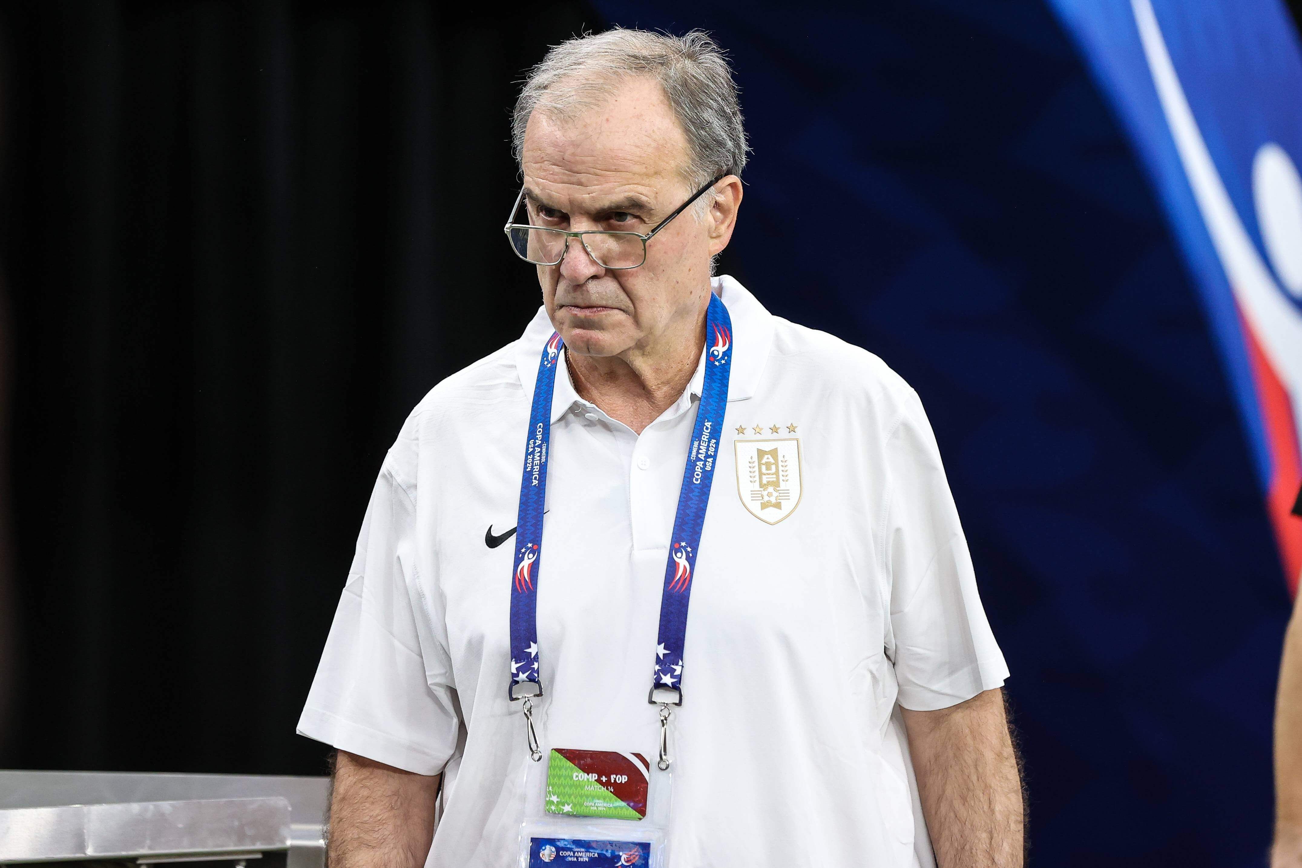  Marcelo Bielsa, durante un partido de Uruguay.