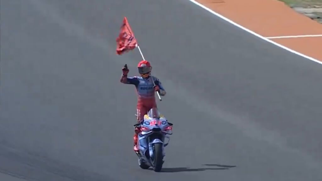  Marc Márquez celebrando su victoria al sprint en Aragón (Captura 'DAZN')