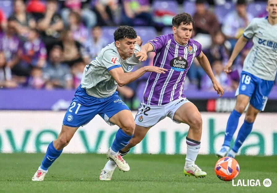 Mario Martín, encimado por Aleñá.