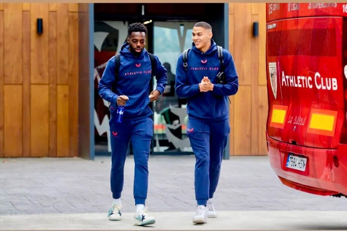  Iñaki Williams y Maroan Sannadi se dirigen al autobús en Lezama.