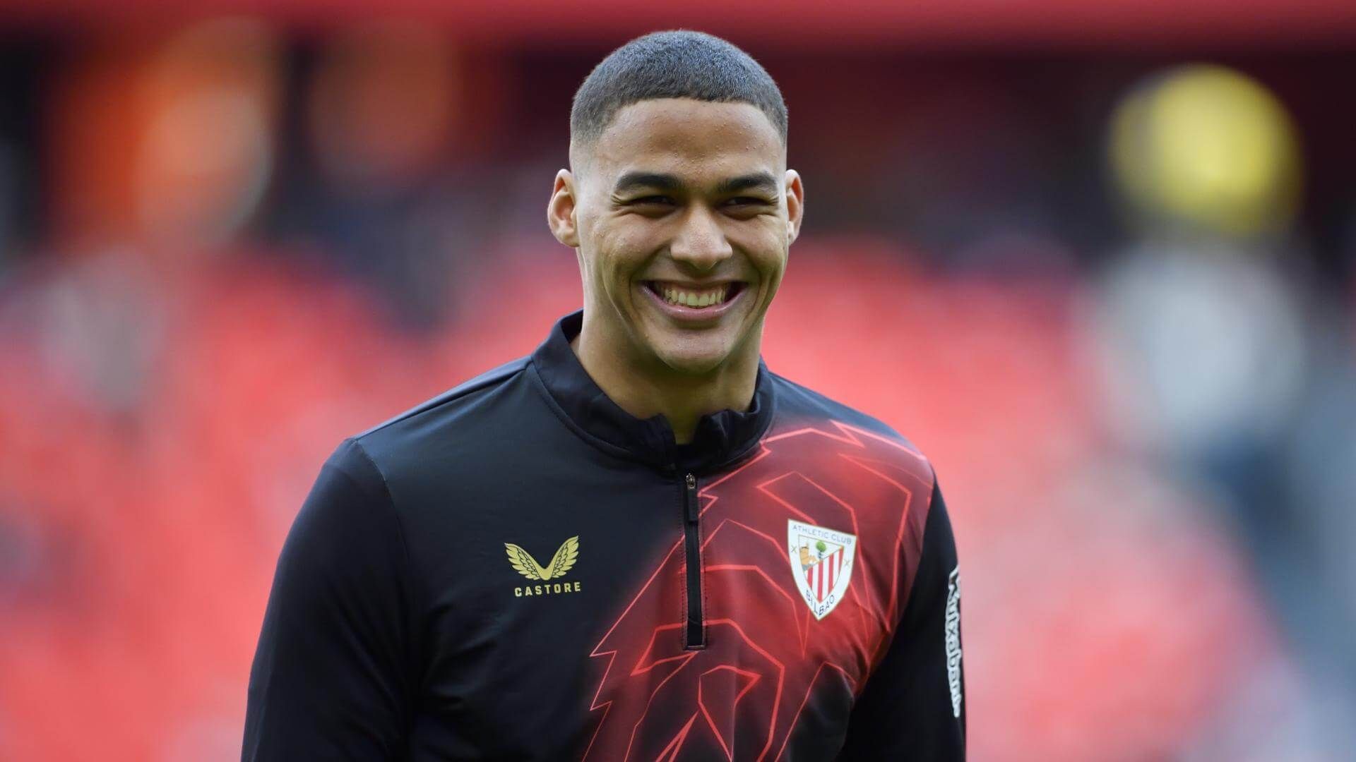  Maroan Sannadi sonríe antes de vivir su debut en San Mamés.