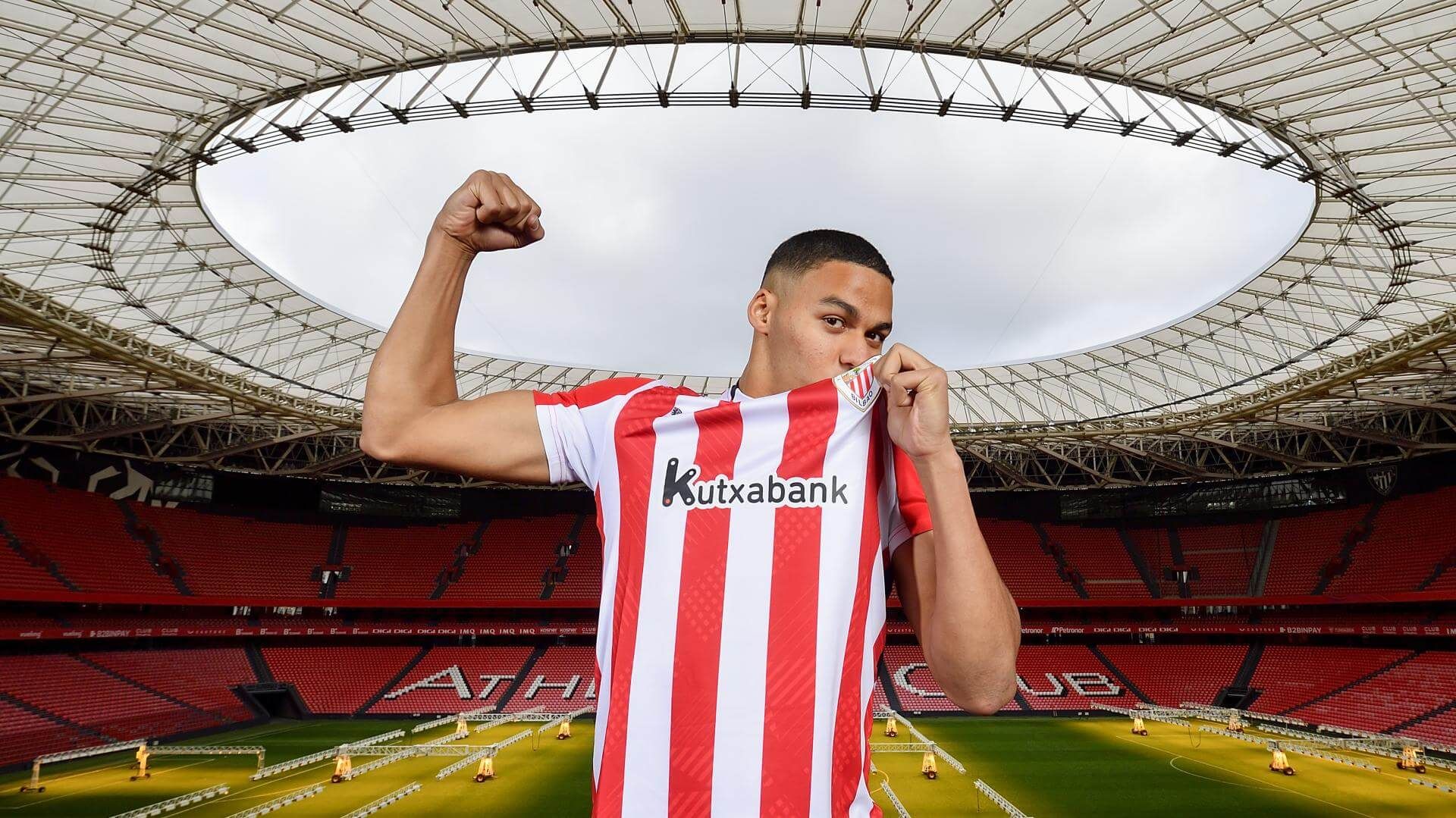  Gesto de Maroan Sannadi, que posa con una camiseta en San Mamés.