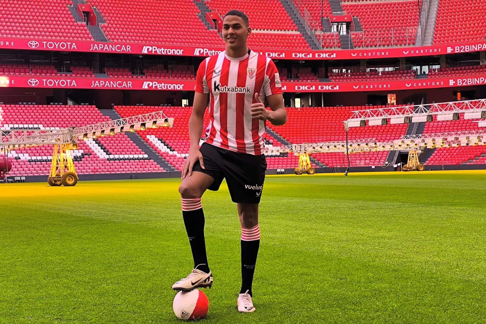  Maroan Sannadi posaba así en San Mamés como nuevo jugador del Athletic Club.