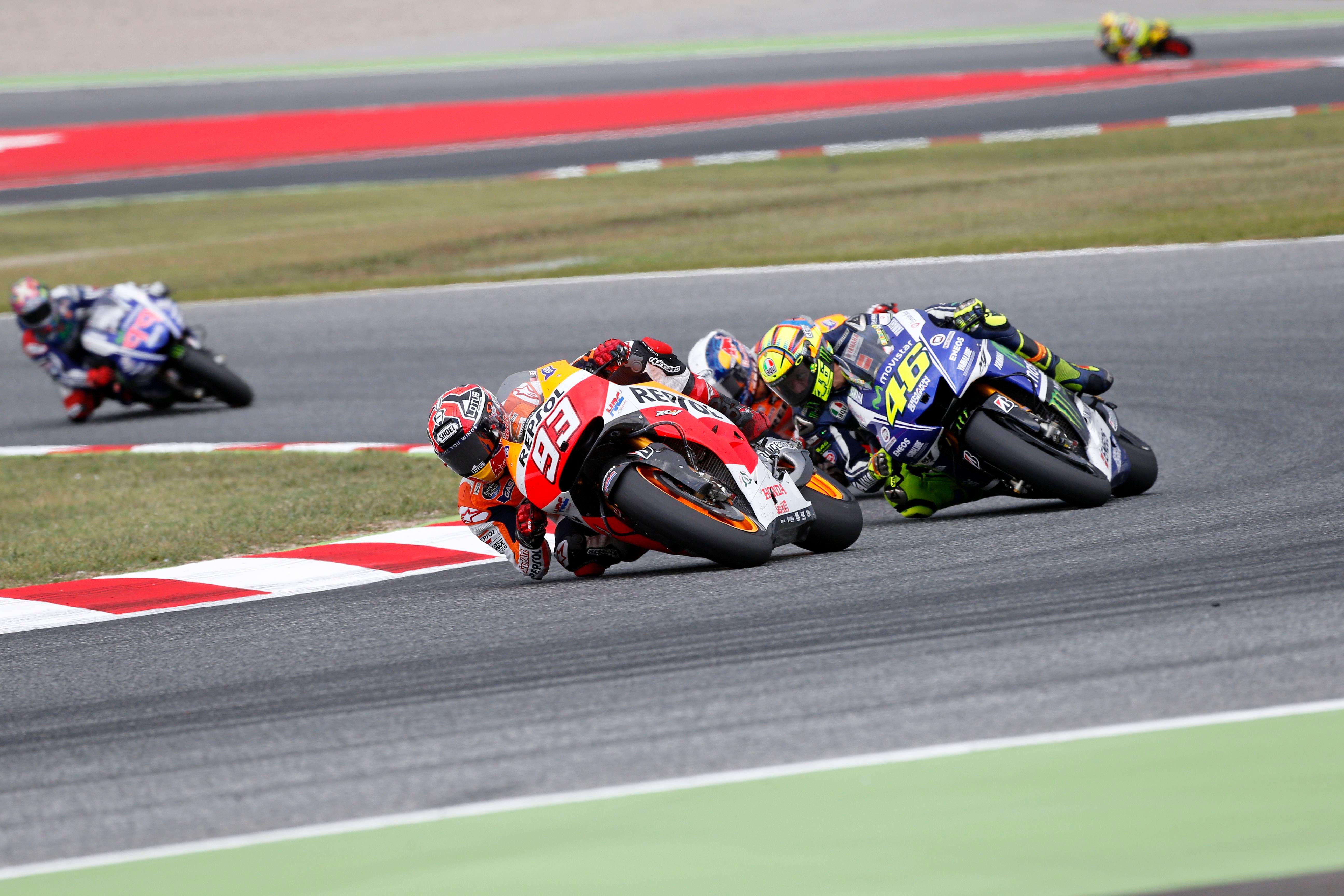 Marc Márquez y Valentino Rossi disputando una posicióon.