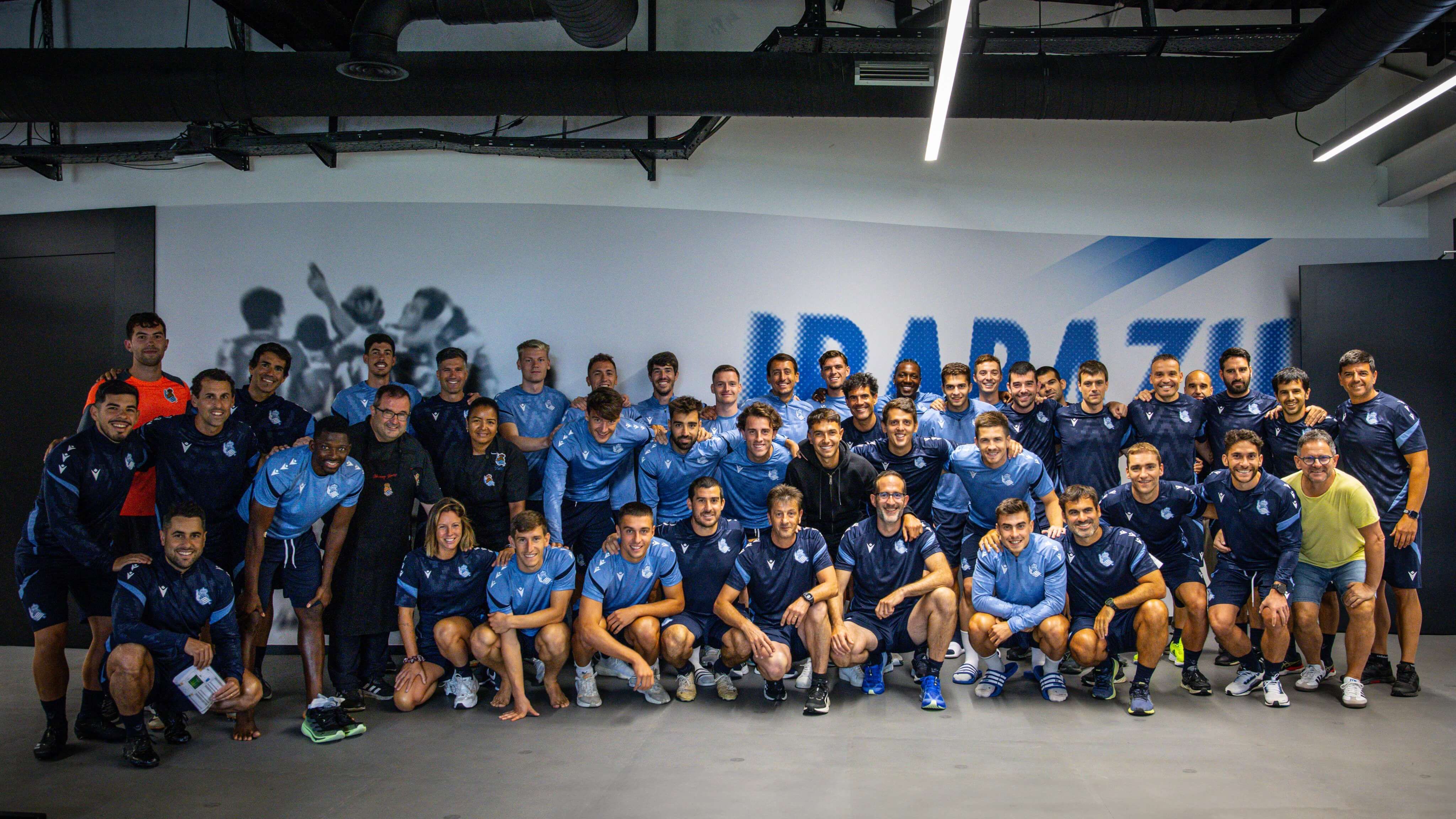  Martín Zubimendi, en Zubieta despidiéndose de sus compañeros.