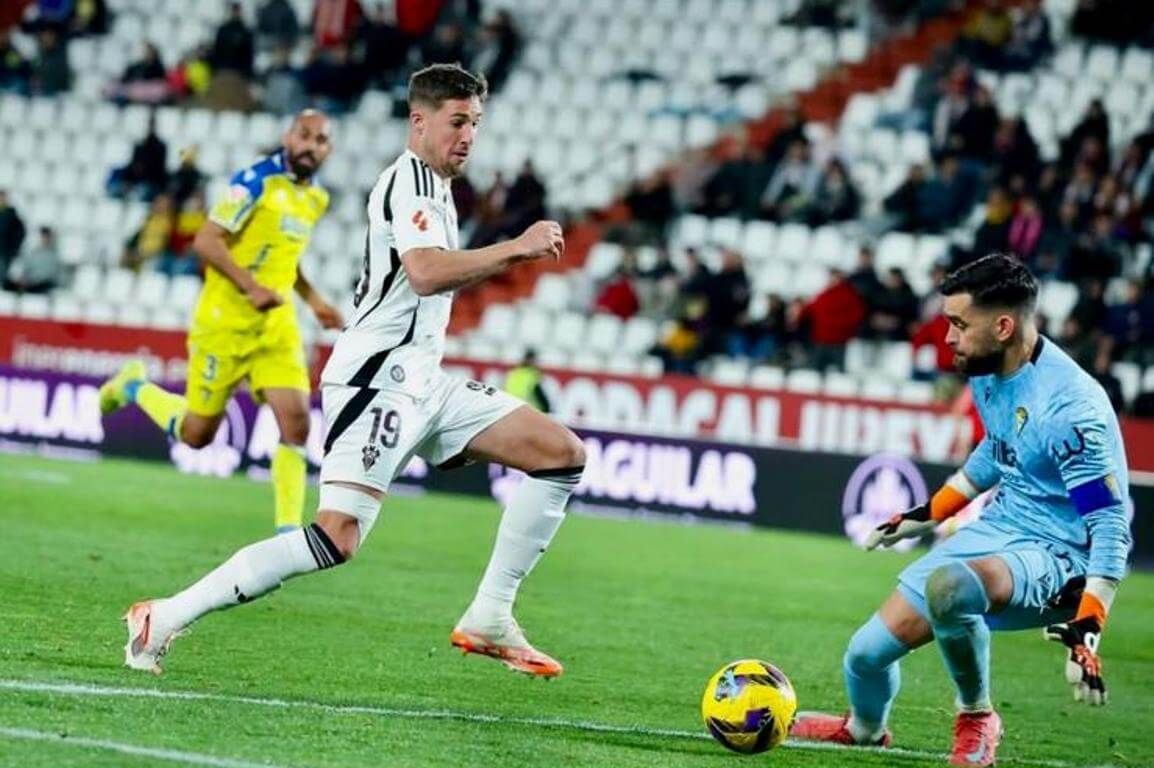  El cedido delantero Javi Martón en un partido con el Albacete Balompié.