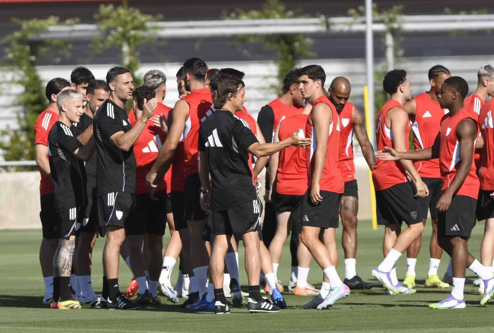  Matías Almeyda y Juanlu Sánchez, en el entrenamiento del Sevilla.