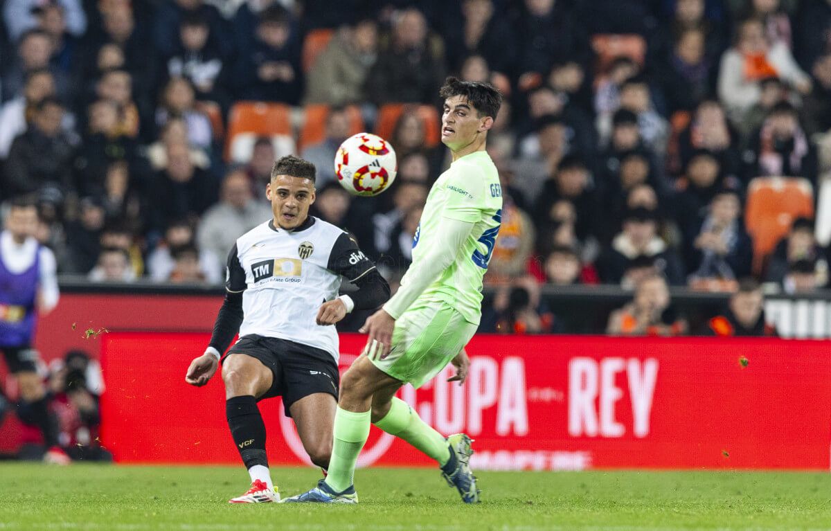 Max Aarons, ante el FC Barcelona.