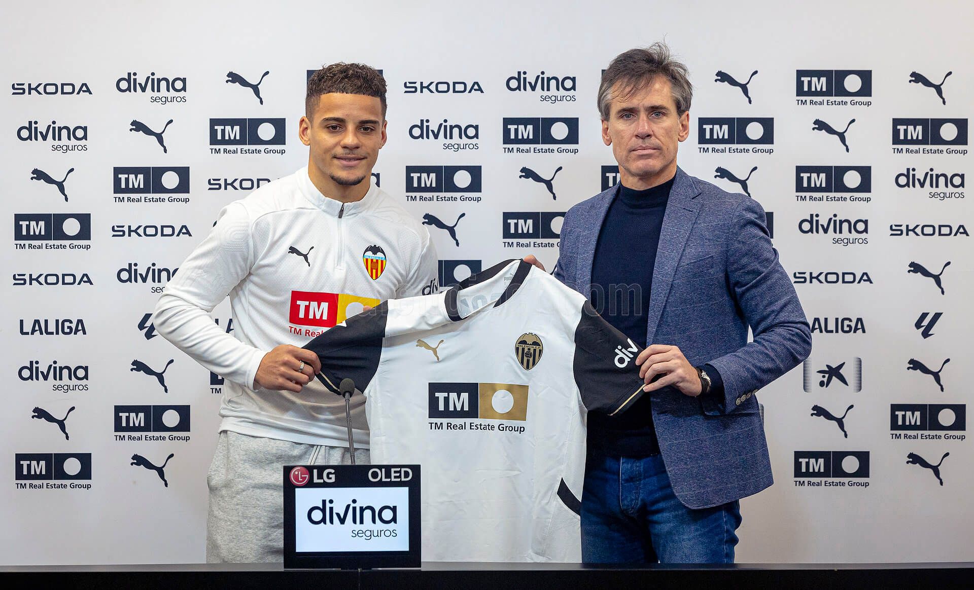  Max Aarons en su presentación