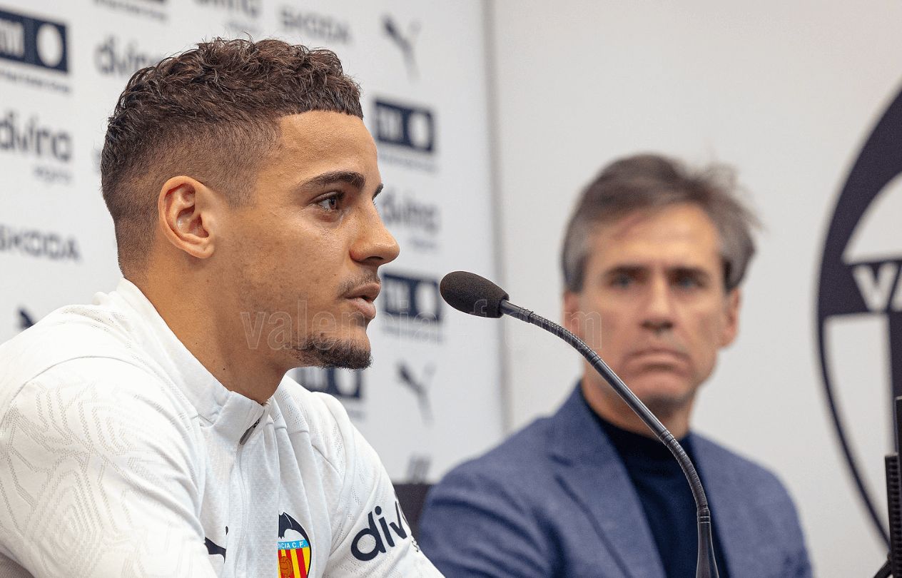 Max Aarons, en su presentación.