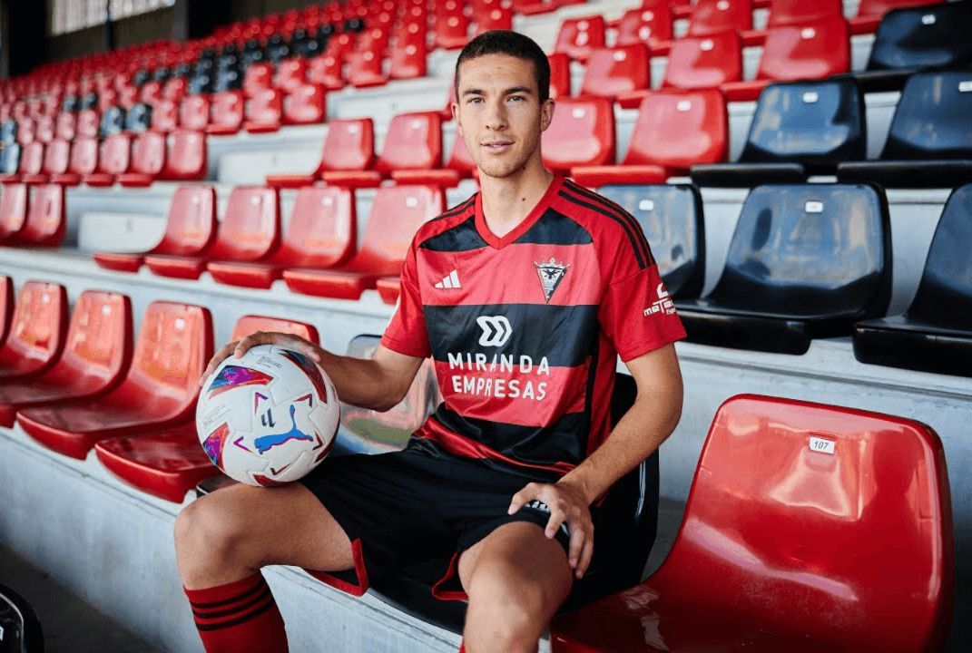 Pablo Tomeo posa como jabato. (Foto: CD Mirandés)