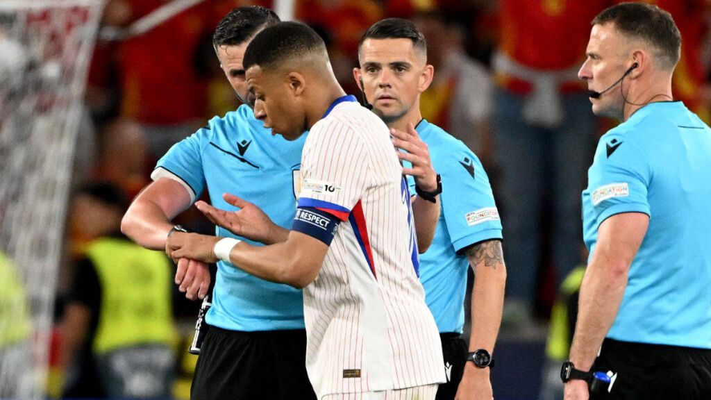 Mbappé quejándose al árbitro (Cordon Press)