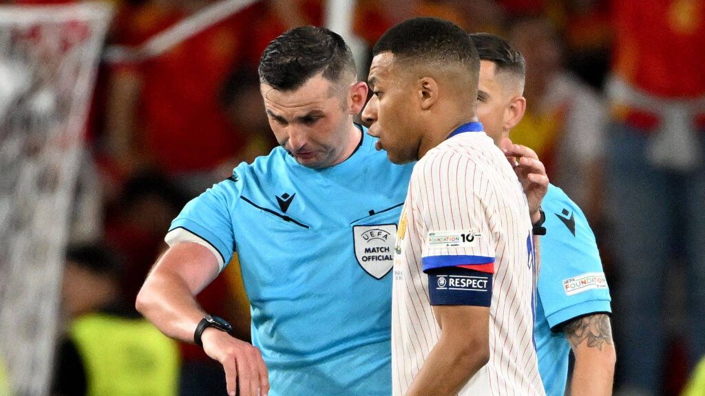  Mbappé quejándose al árbitro en el partido contra España (Cordon Press)