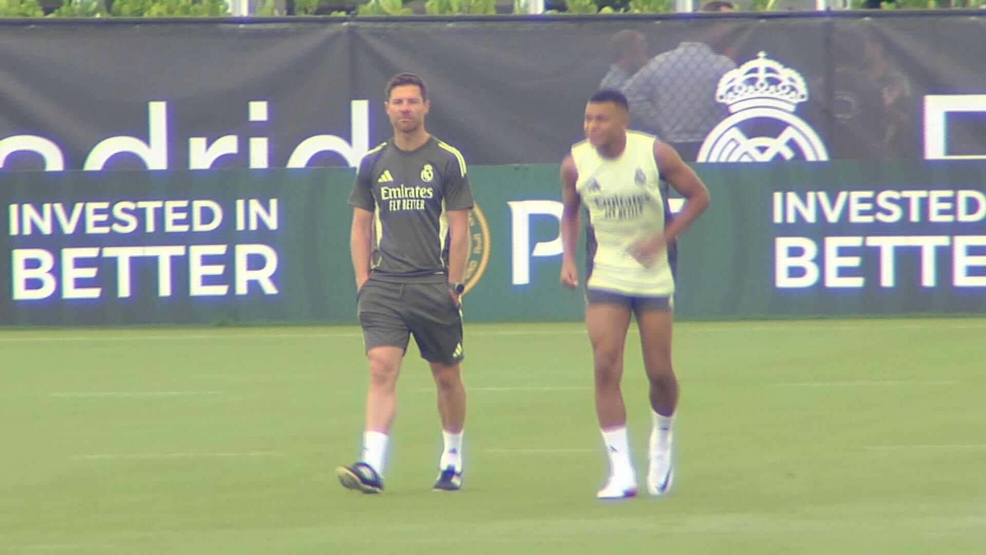  Xabi Alonso y Kylian Mbappé, en el entrenamiento del Real Madrid (ElDesmarque)
