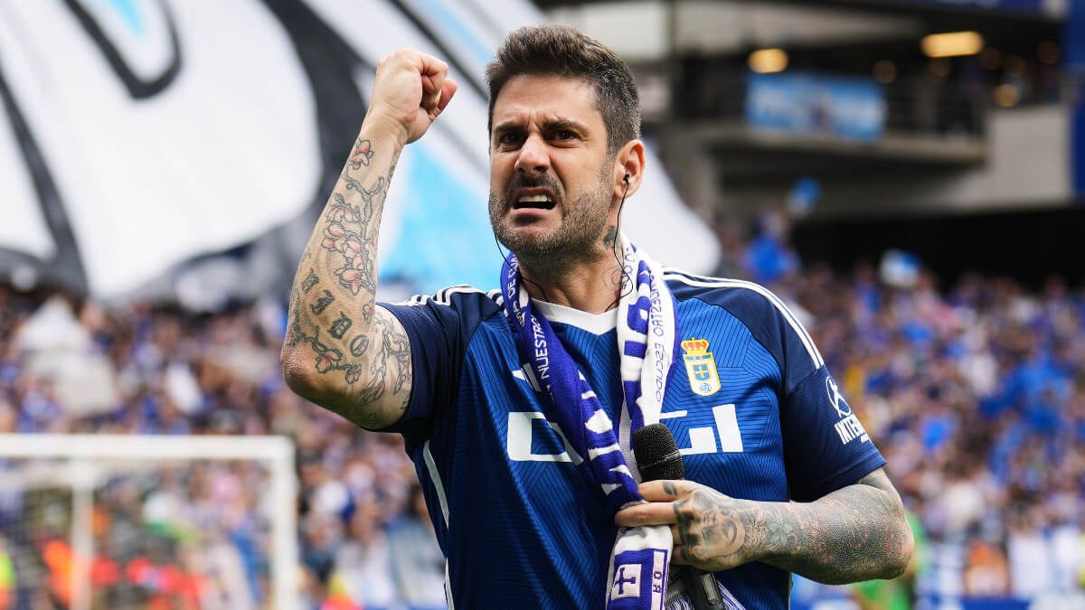  Melendi canta antes del Real Oviedo-Espanyol en el Carlos Tartiere de 2024.