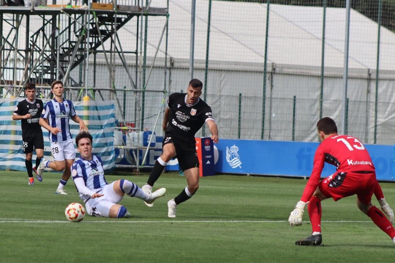  Javi Eslava dispara en el Real Sociedad B-Mérida.