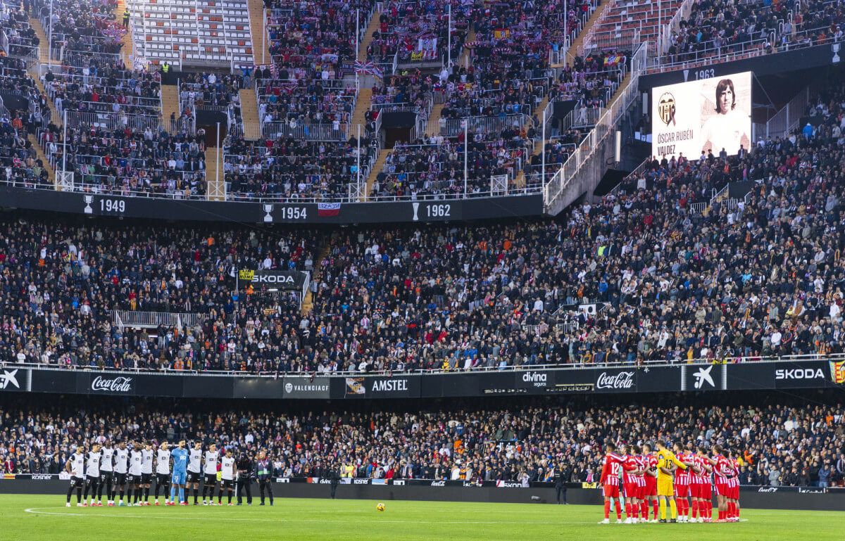 Mestalla guarda un respetuoso minuto de silencio en recuerdo de Óscar Rubén Valdez