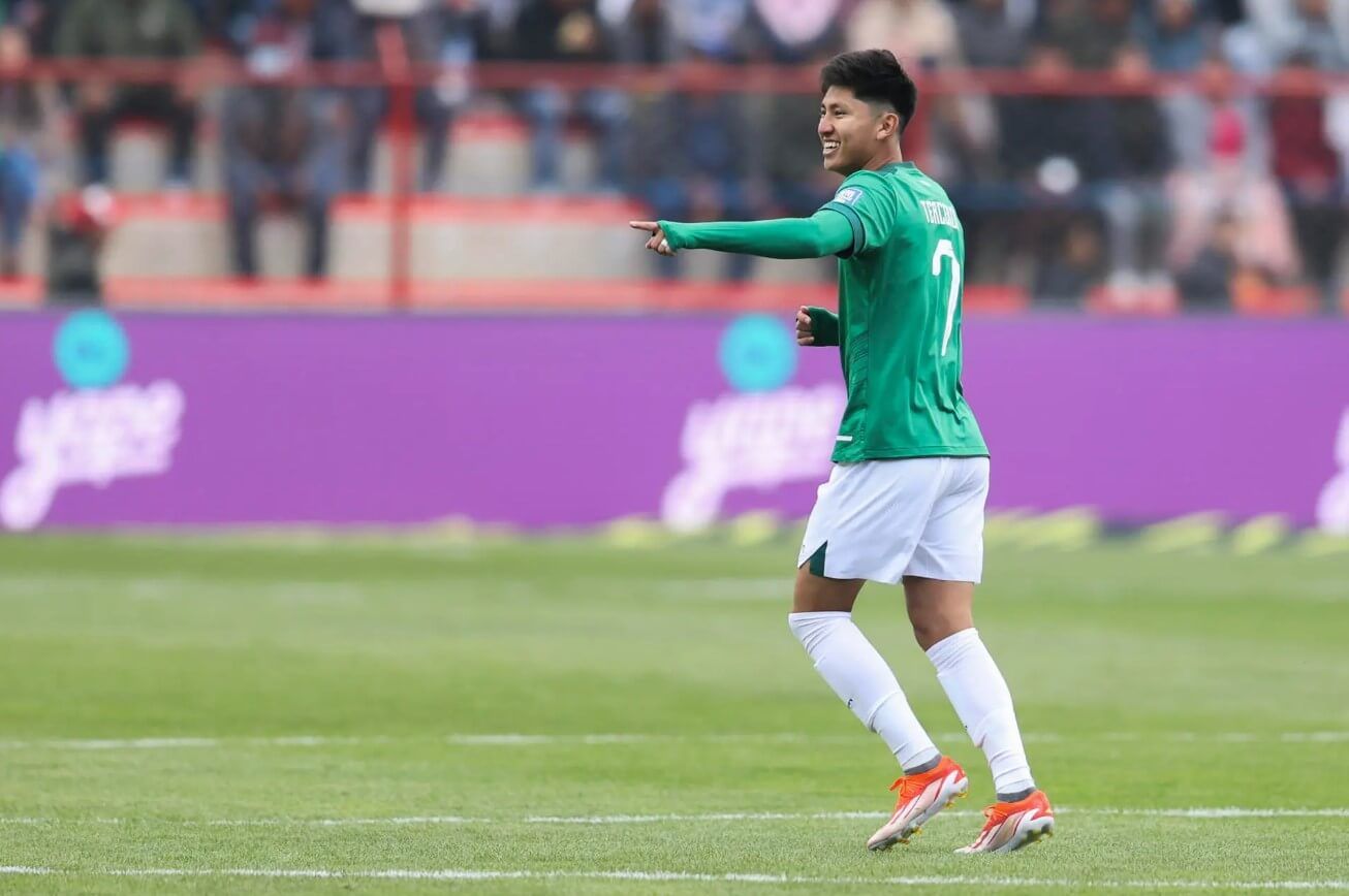 Miguelito celebra un gol con la Selección de Bolivia.