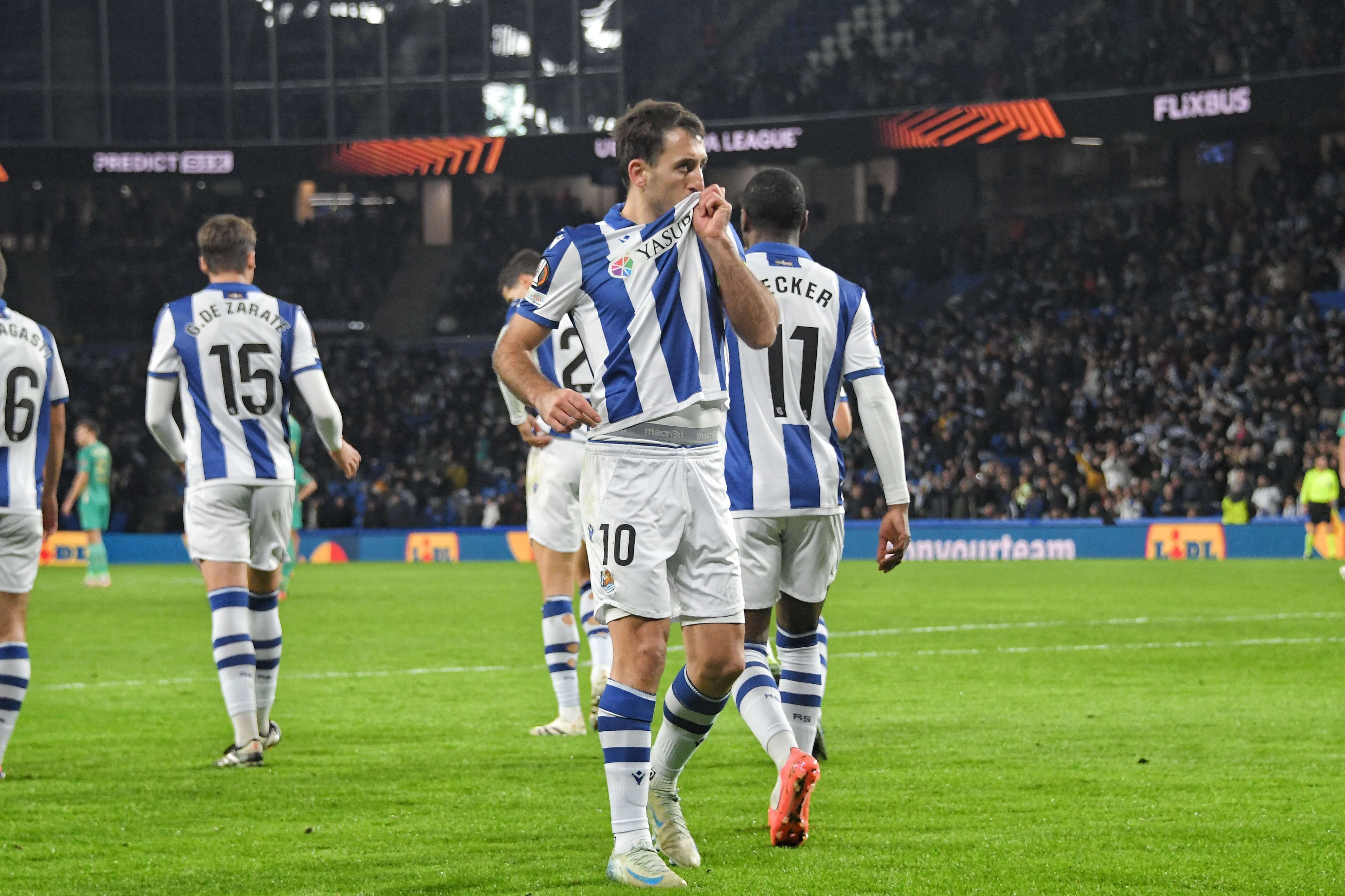 Mike Oyarzabal anotó un doblete ante el Dinamo de Kiev.