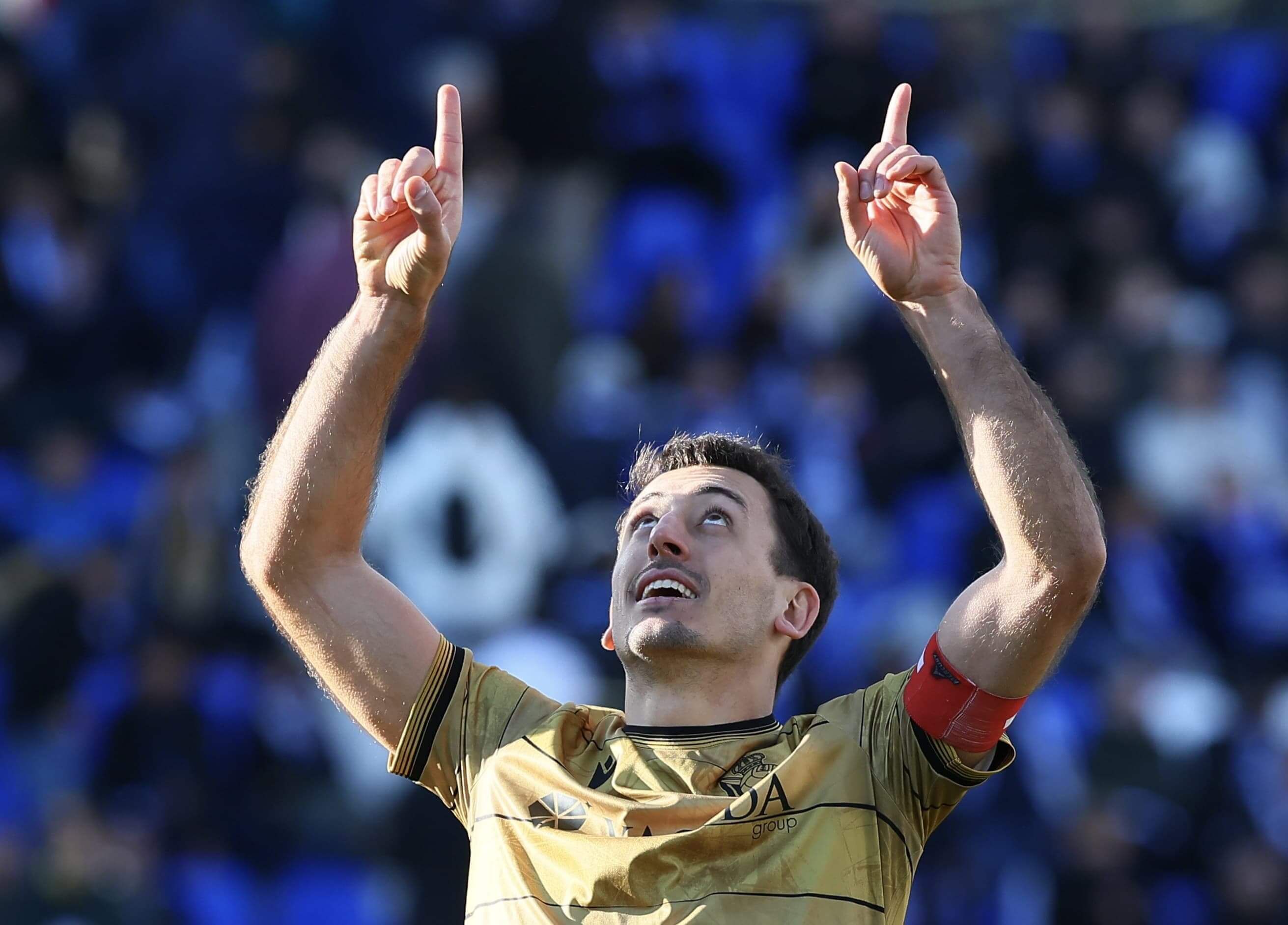 Mikel Oyarzabal dedica su gol a Aitor Zabaleta señalando el cielo (Foto: Real Sociedad).