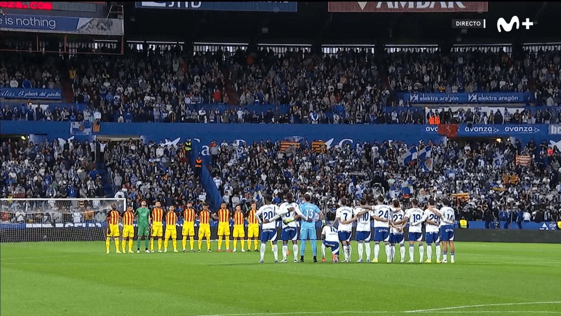  Kervin Arriaga, de rodillas en el minuto de silencio previo al Zaragoza-Huesca.
