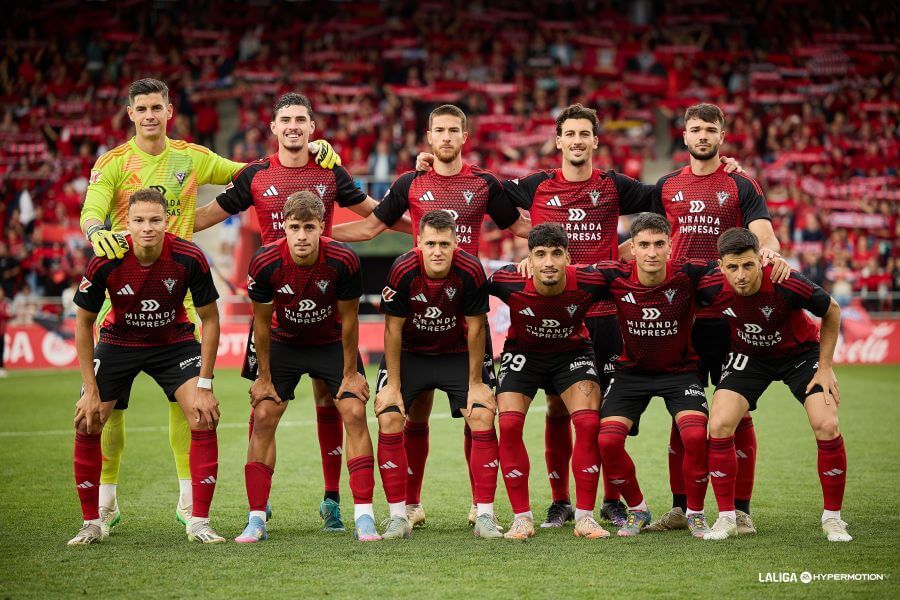 Once del Mirandés en la final del play off ante el Oviedo en Anduva (Foto: LALIGA).