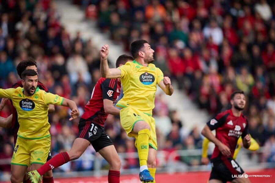  Balón aéreo en el Mirandés-Deportivo.