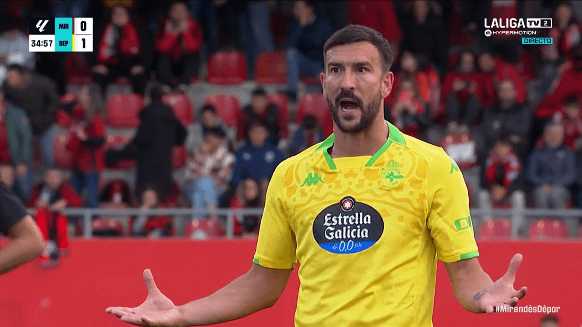  Pablo Martínez, enfadado tras uno de sus penaltis en el Mirandés-Deportivo.