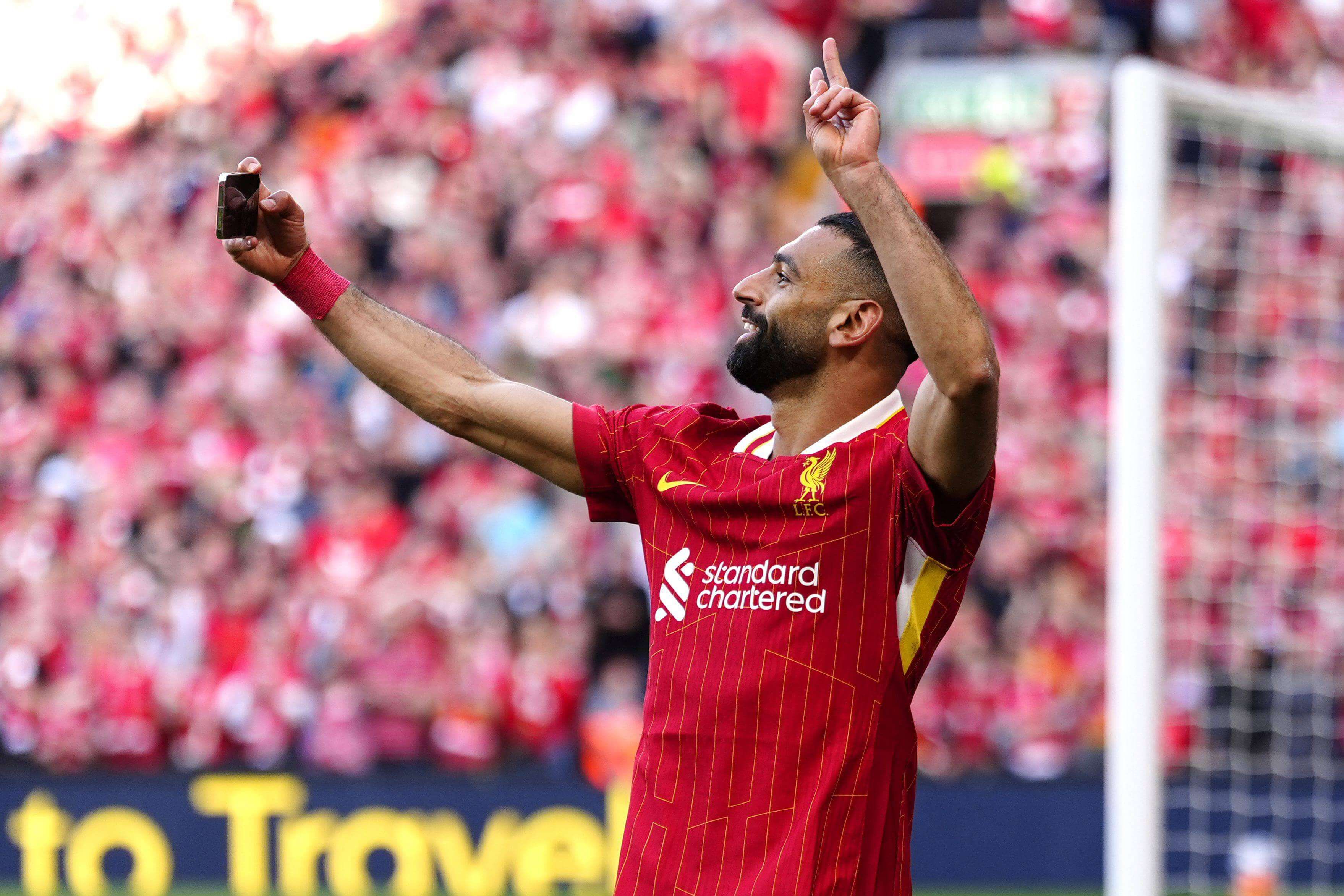  El selfie de Mo Salah con la grada de Anfield en el Liverpool-Tottenham.